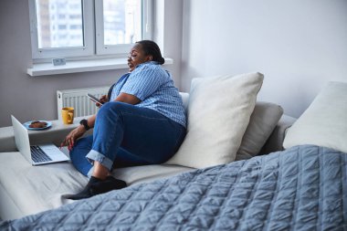 Düzgün bir bayan evde çay içip eğleniyor.