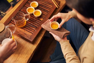 Gençler kafe 'de geleneksel çay seremonisinin keyfini çıkarıyor