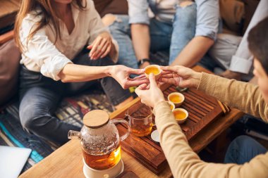 Gençler rahat kafede çay seremonisinin tadını çıkarıyor.