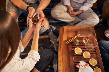 Gençler rahat bir kafede çay içiyorlar.