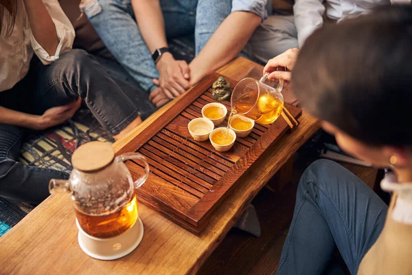 Gençler kafe 'de geleneksel çay seremonisinin keyfini çıkarıyor