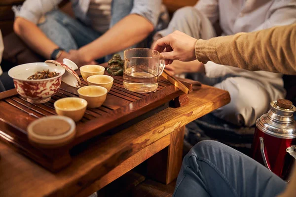 Genç adam rahat bir kafede geleneksel çay seremonisi yapıyor.