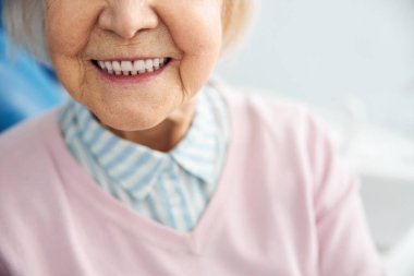 Gülümseyen yaşlı kadın yüzünün yarısı