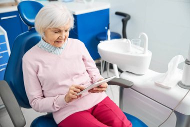 Emeklinin diş sağlığı kliniğinde kullandığı tablet