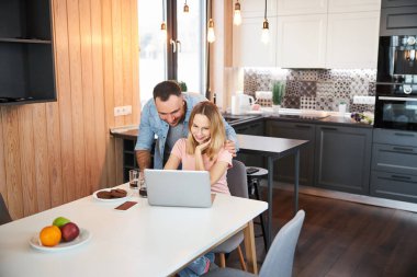 Modern defterleri kullanan genç ve güzel bir çift.