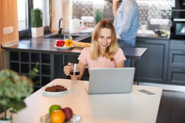 Evde modern defter kullanan çekici bir kadın.