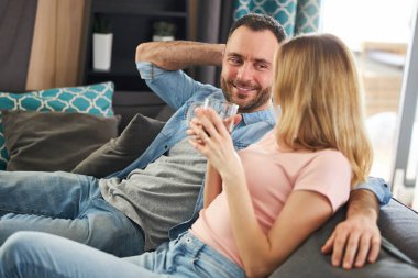 Güzel mutlu çift evdeki kanepede dinleniyor.