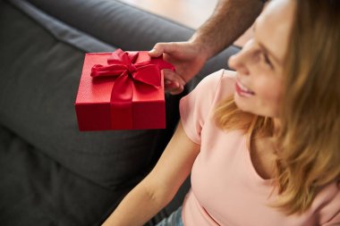 Sevgi dolu adam, büyüleyici karısına hediye veriyor.