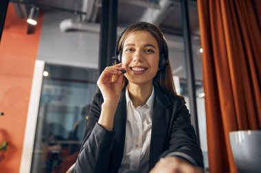 Ofiste Skype üzerinden iletişim kuran gülen bir çalışan.
