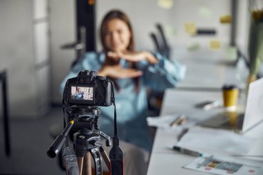 Vlog kaydedicisi, izleyicileri için bir mühendislik vlog 'u kaydediyor