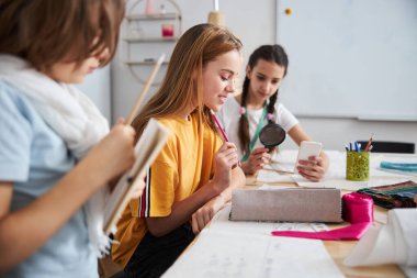 Dikiş atölyesinde çalışan sevimli terziler.