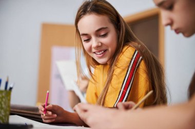 Neşeli kız arkadaşlarıyla dikiş atölyesinde çalışıyor.