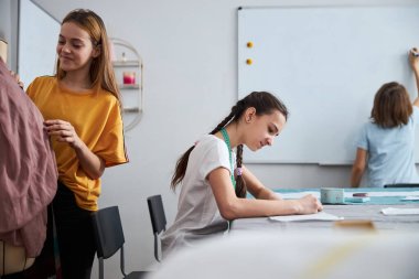 Dikiş atölyesinde çalışan şirin terziler.