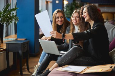 Neşeli yaratıcı demek iş projesini tartışmak ve dizüstü bilgisayar kullanmak demek.