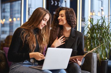 Ofisteki projede çalışan çekici bayan meslektaşlar.