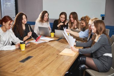 Yaratıcı ekip ofiste iş projesini tartışıyor