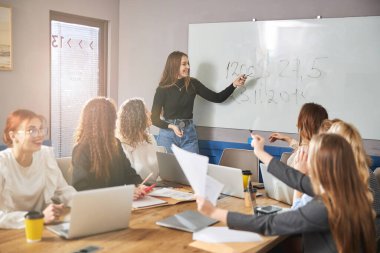 İş arkadaşları modern ofiste projeyi tartışıyor