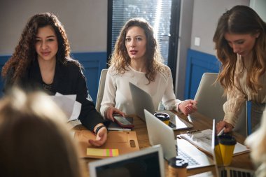 Ofisteki projede çalışan çekici bayan meslektaşlar.
