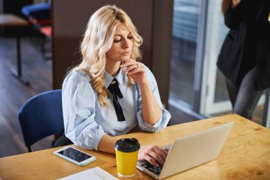 İşte defter kullanan çekici genç bir kadın.