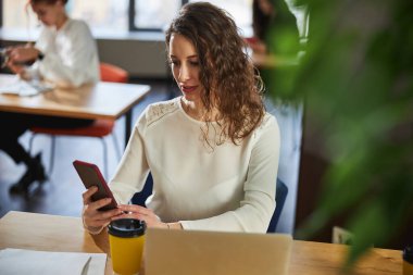 İşte cep telefonu kullanan güzel bir genç kadın.