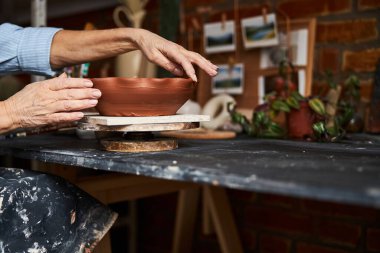 Sanat çömlekçiliğinde çalışan kadın çömlekçi.