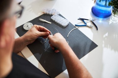 İşinde kerpeten kullanan yetenekli bir el sanatçısı.