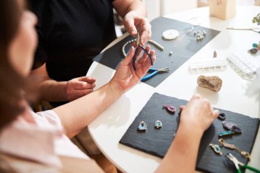 İki meslektaşım yeni mücevherler üzerinde çalışıyor.