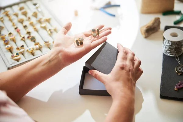 Professionele juwelier demonstreren haar prachtige sieraden items — Stockfoto