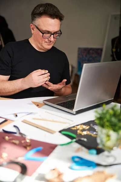 Dojrzałe rzemieślnik pokazując piękny biżuteria rzecz do jego klienta — Zdjęcie stockowe