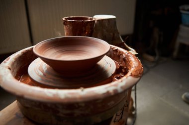 Kahverengi kil kaseli çömlek çarkı atölyede