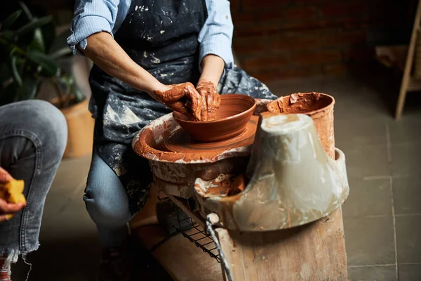 Alfarero hembra haciendo olla de arcilla en taller — Foto de Stock