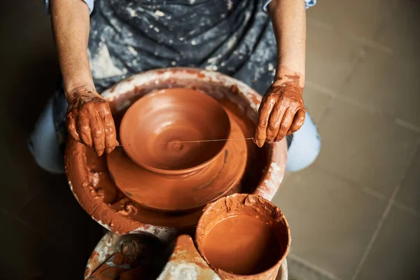 Ręce rzemieślniczki podejmowania gliny miski w warsztacie garncarskim — Zdjęcie stockowe