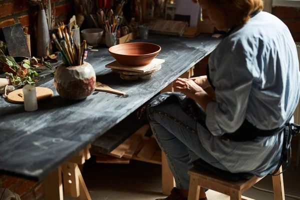 Artista cerâmica feminina trabalhando em oficina de cerâmica — Fotografia de Stock