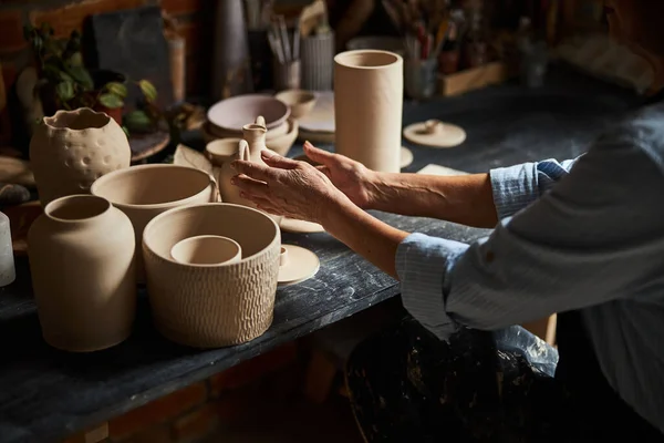 Female ceramic artist working in pottery workshop — Stock Photo, Image