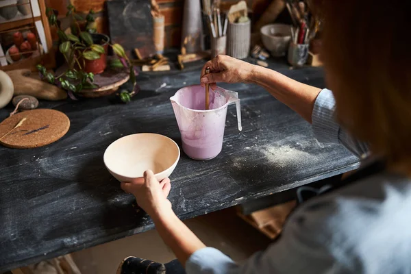 Artista de cerámica femenina pintando cerámica en taller — Foto de Stock