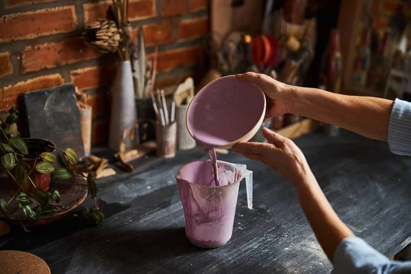 Γυναίκα κεραμικός καλλιτέχνης ζωγραφική πήλινο μπολ σε εργαστήριο κεραμικής — Φωτογραφία Αρχείου