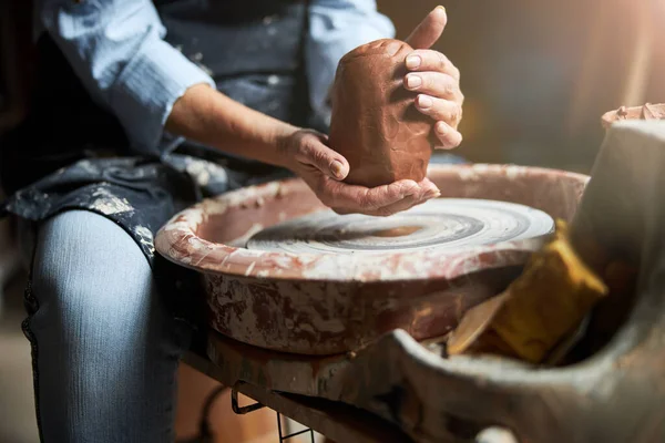 Vieille femme mains faisant de la poterie en atelier — Photo