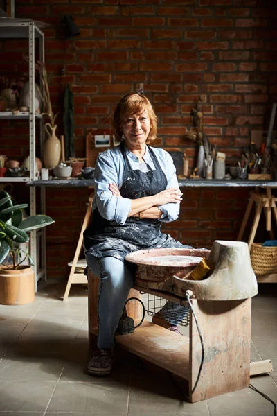 Preciosa mujer mayor que trabaja en taller de cerámica —  Fotos de Stock