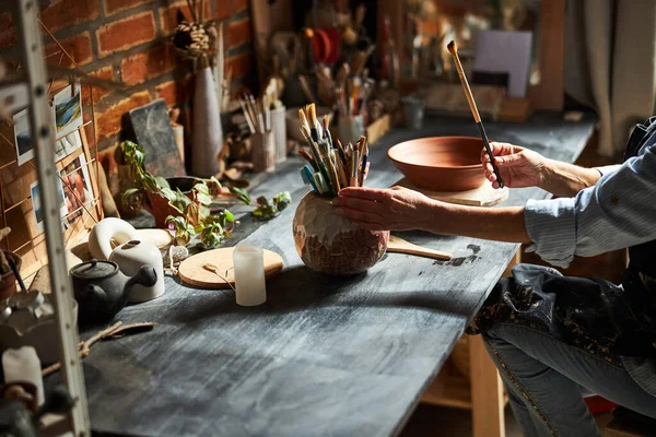 Керамічний художник, що малює глиняний посуд у керамічній майстерні — стокове фото