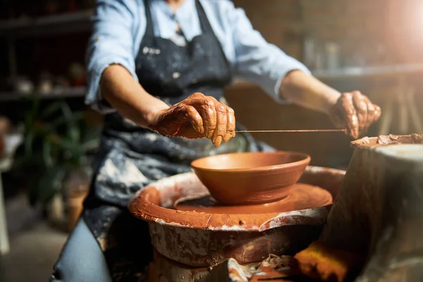 Female ceramic artist making clay bowl in pottery workshop — Stock Photo, Image