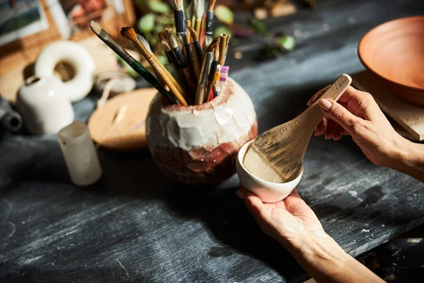 Alfarero femenino manos pintura cerámica en taller — Foto de Stock