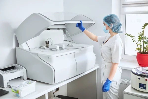 Biokemist med hjälp av laboratorieutrustning för ett biokemiskt test — Stockfoto