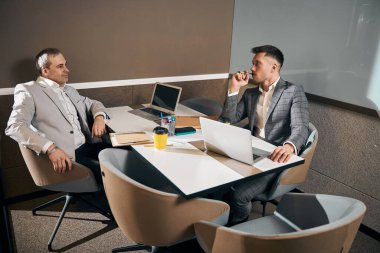 Modern ofiste proje üzerinde çalışan iş arkadaşları