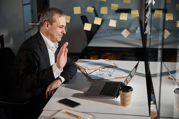 Affärsman som använder bärbar dator för online-kommunikation på jobbet — Stockfoto