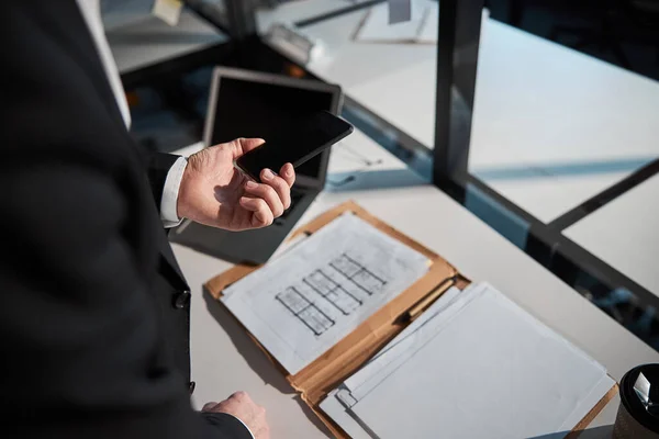 Affärsman med modern mobiltelefon på kontoret — Stockfoto