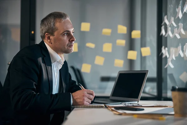 Snygg manlig entreprenör som arbetar på modernt kontor — Stockfoto