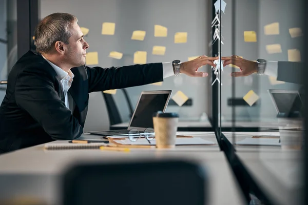 Manlig entreprenör med klibbiga anteckningar på kontoret — Stockfoto