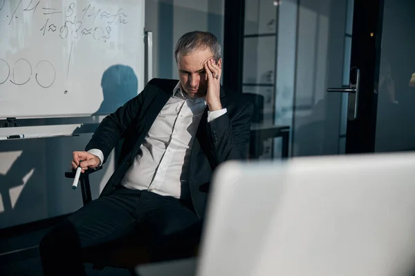 Homme entrepreneur assis dans la chaise de bureau au travail — Photo