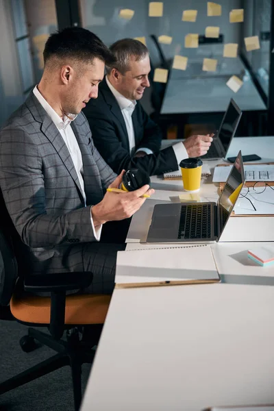 Affärspartners som arbetar med projekt på modernt kontor — Stockfoto