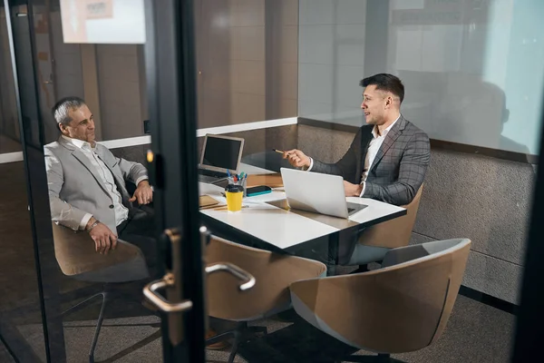 Glada affärspartners som arbetar tillsammans på ett modernt kontor — Stockfoto